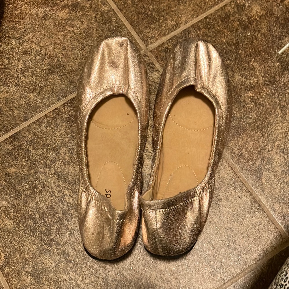 Golden shiny metallic ballet flat for women size 11 . Good condition.